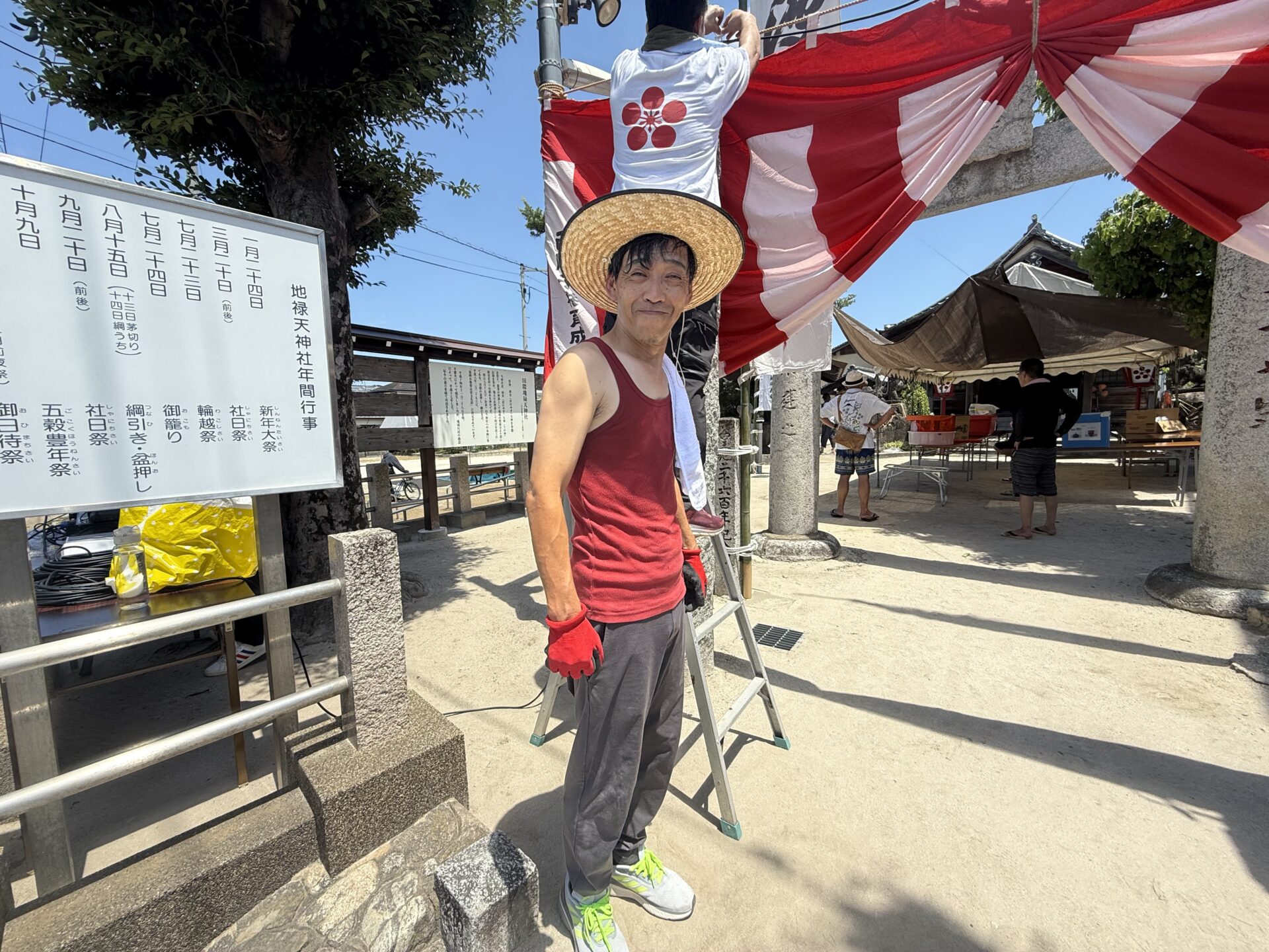 紅白幕を取り付ける夏祭り関係者
