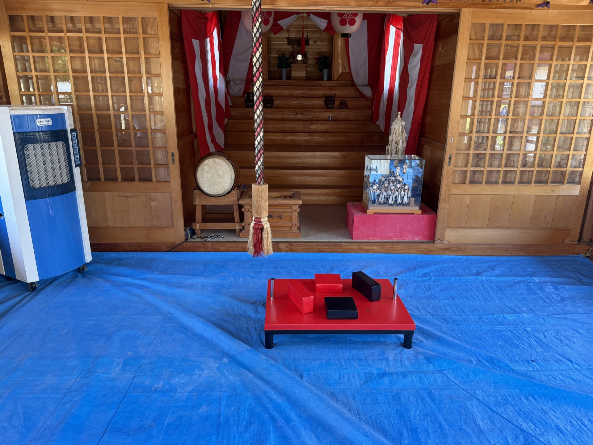 地録天神社拝殿に設置された腕相撲大会会場