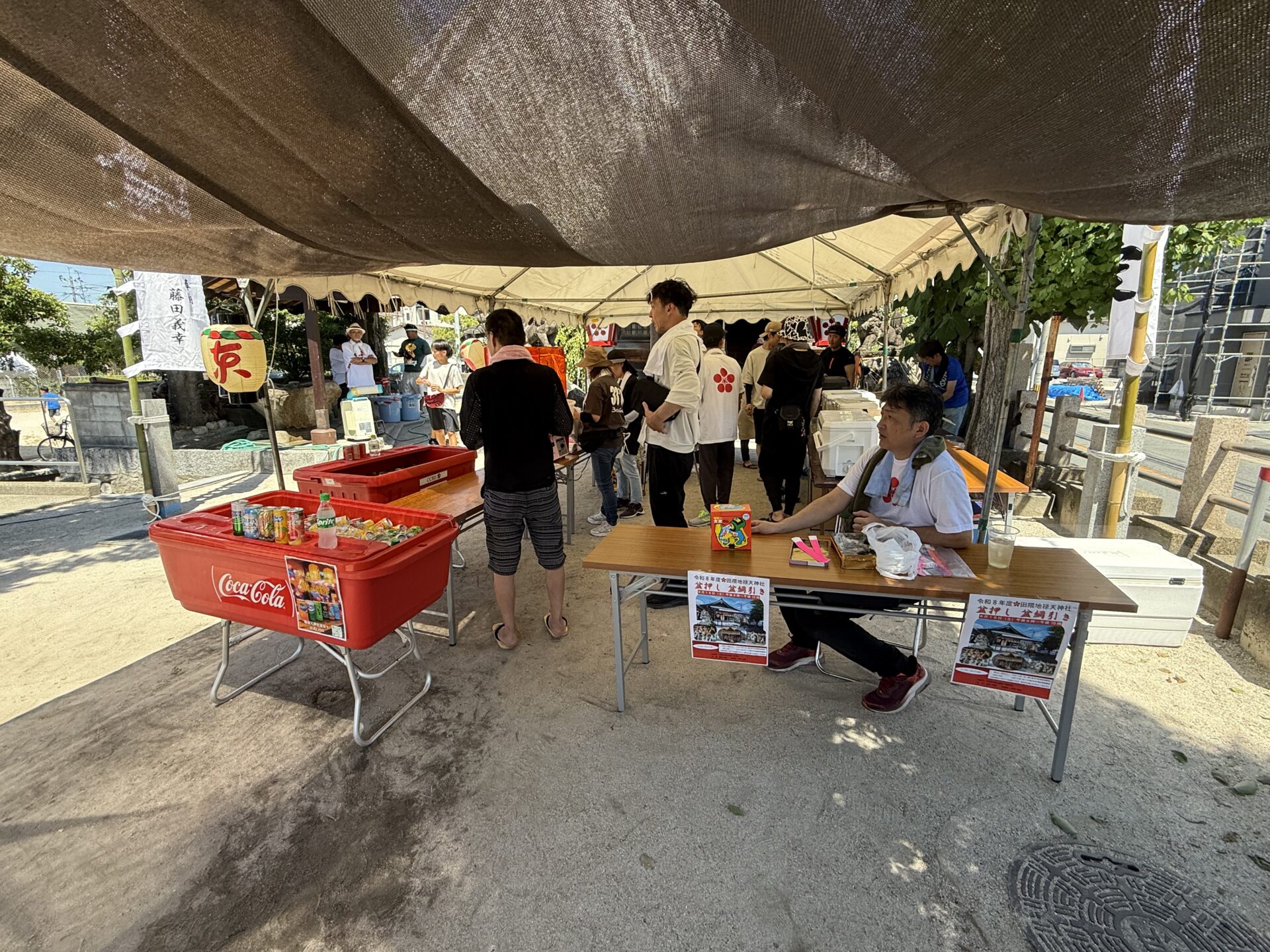 テント内で夏祭りの準備を進める皆様