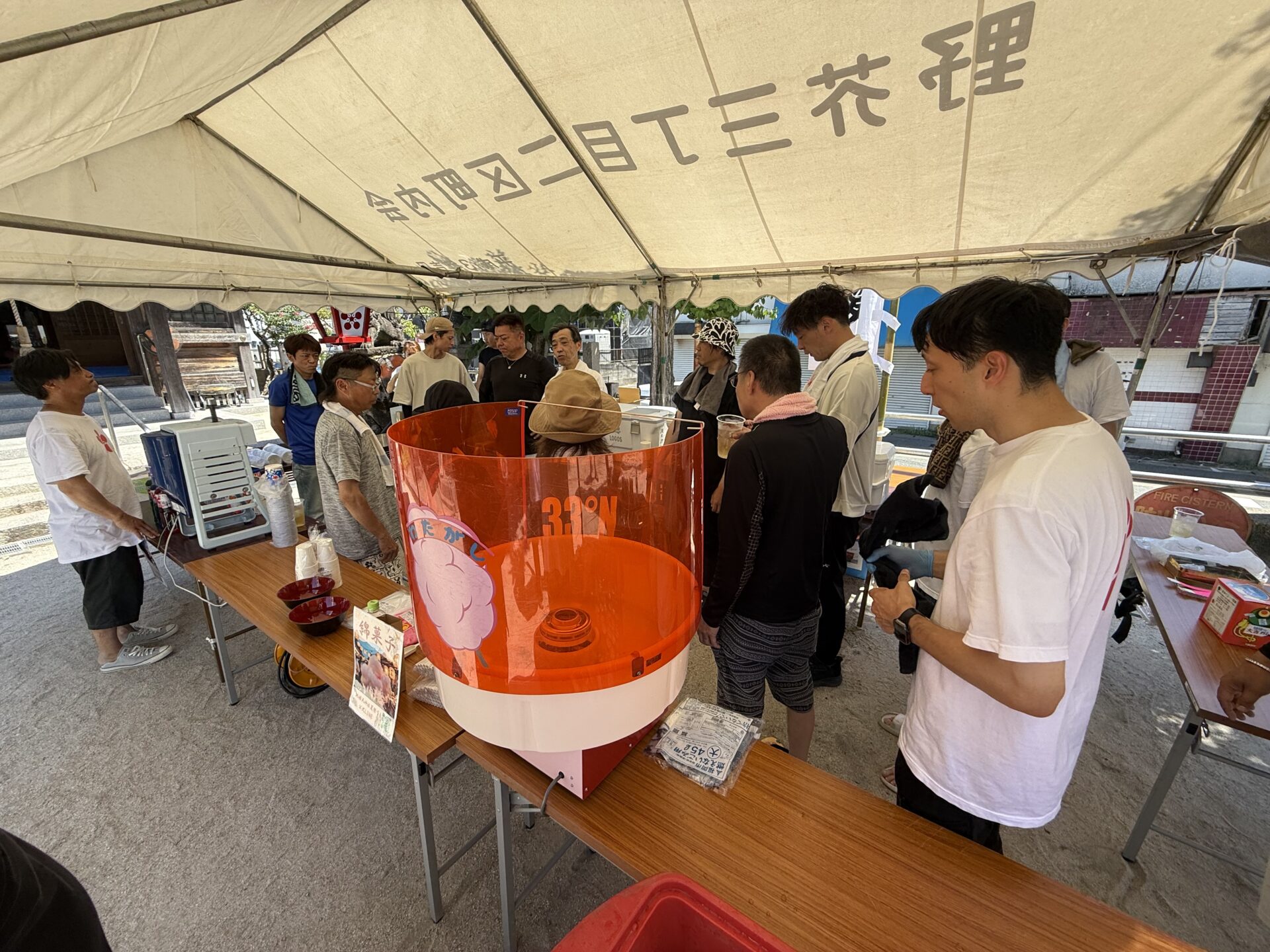 綿菓子機を囲み準備を行う地域の皆様