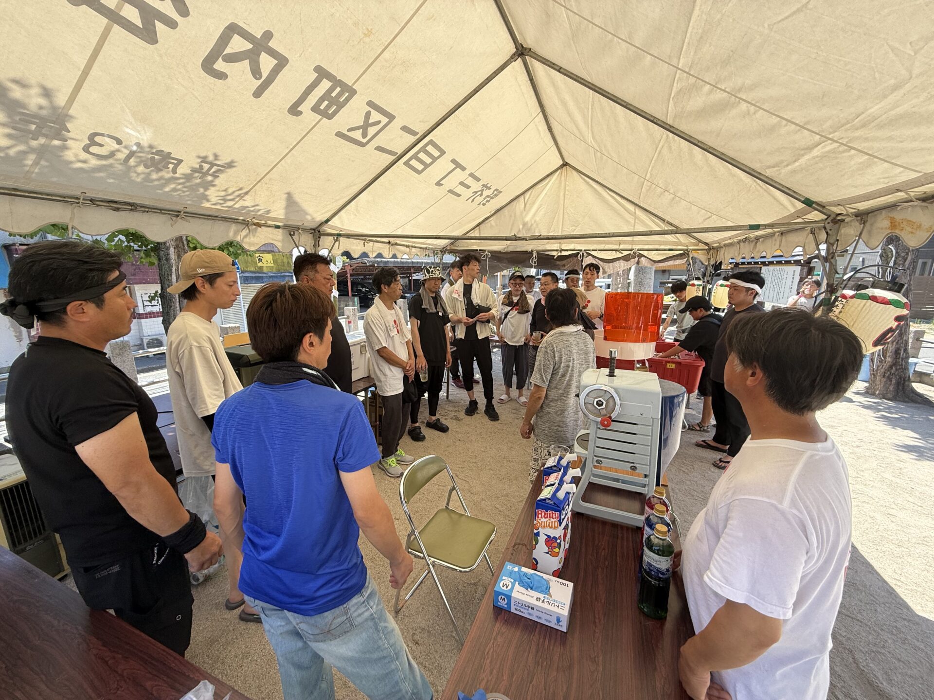 夏祭り開始前に打ち合わせを行うスタッフ