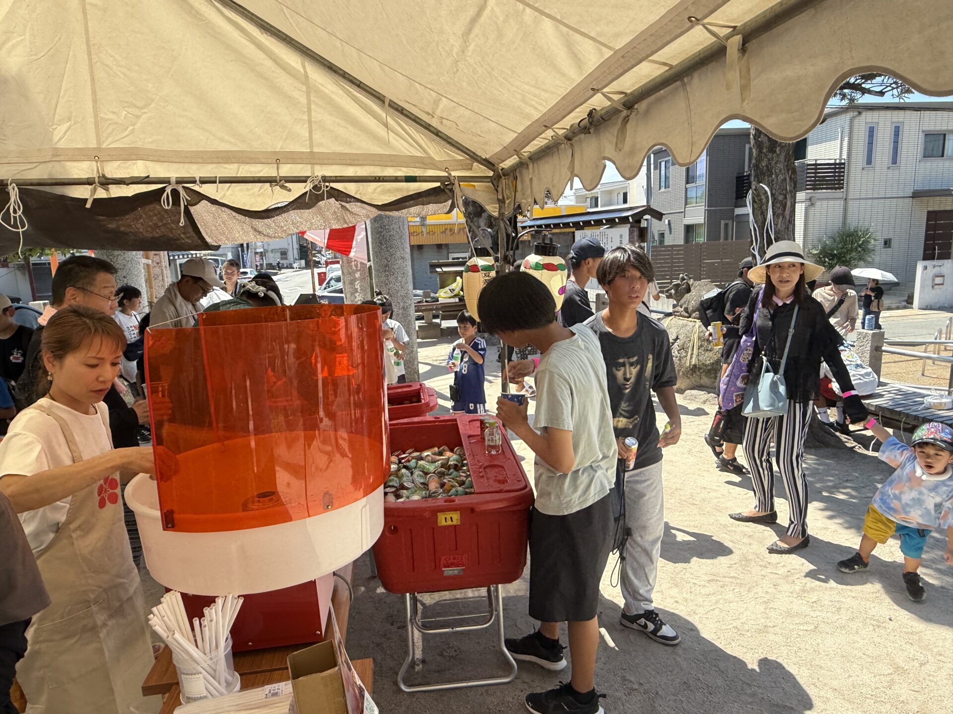 綿菓子や飲み物を楽しむ夏祭りの来場者