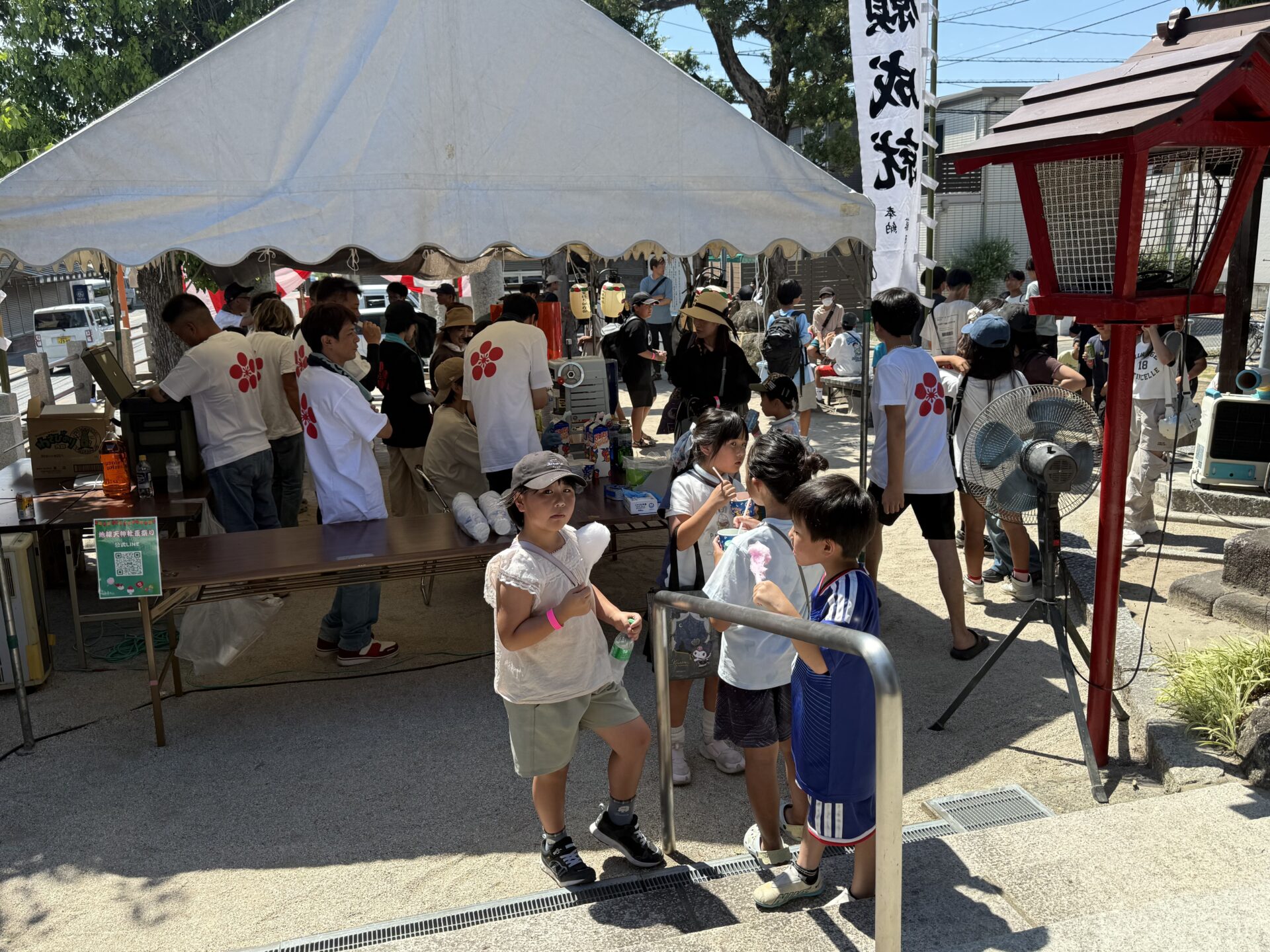 綿菓子を持って夏祭りを楽しむ子どもたち