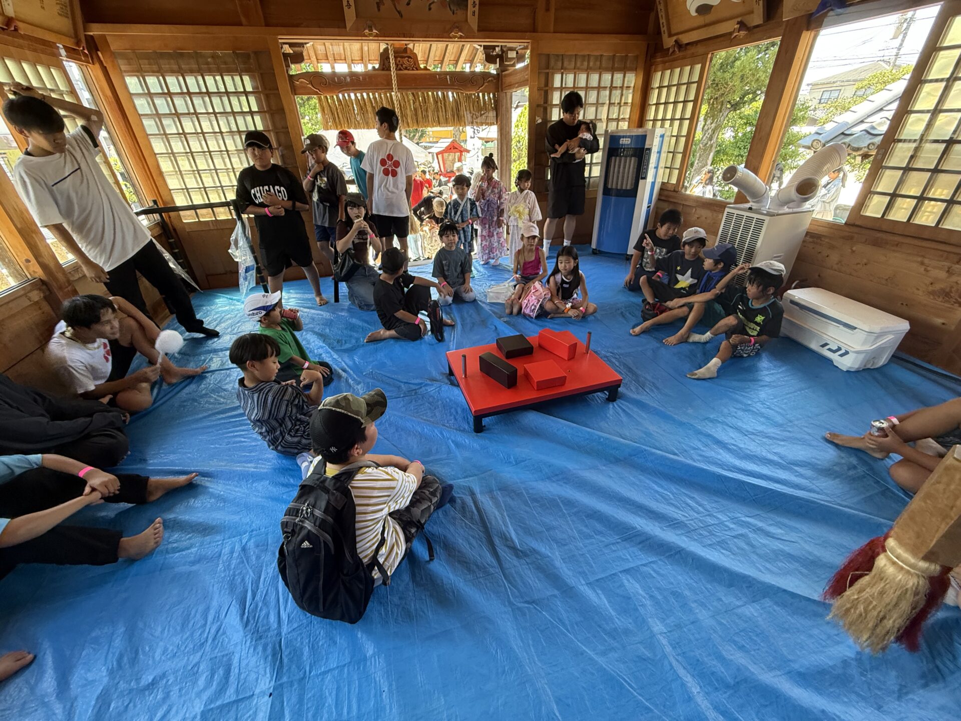 腕相撲大会の開始を待つ子どもたち