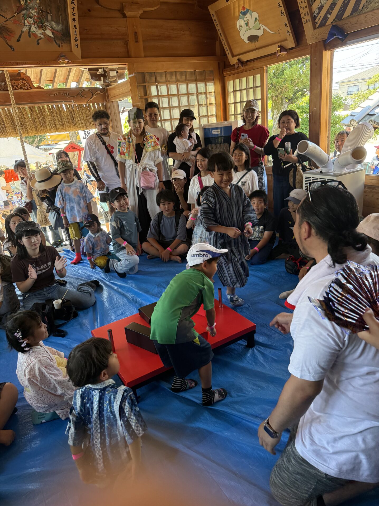 腕相撲大会の開始を楽しみにする子どもたちと保護者