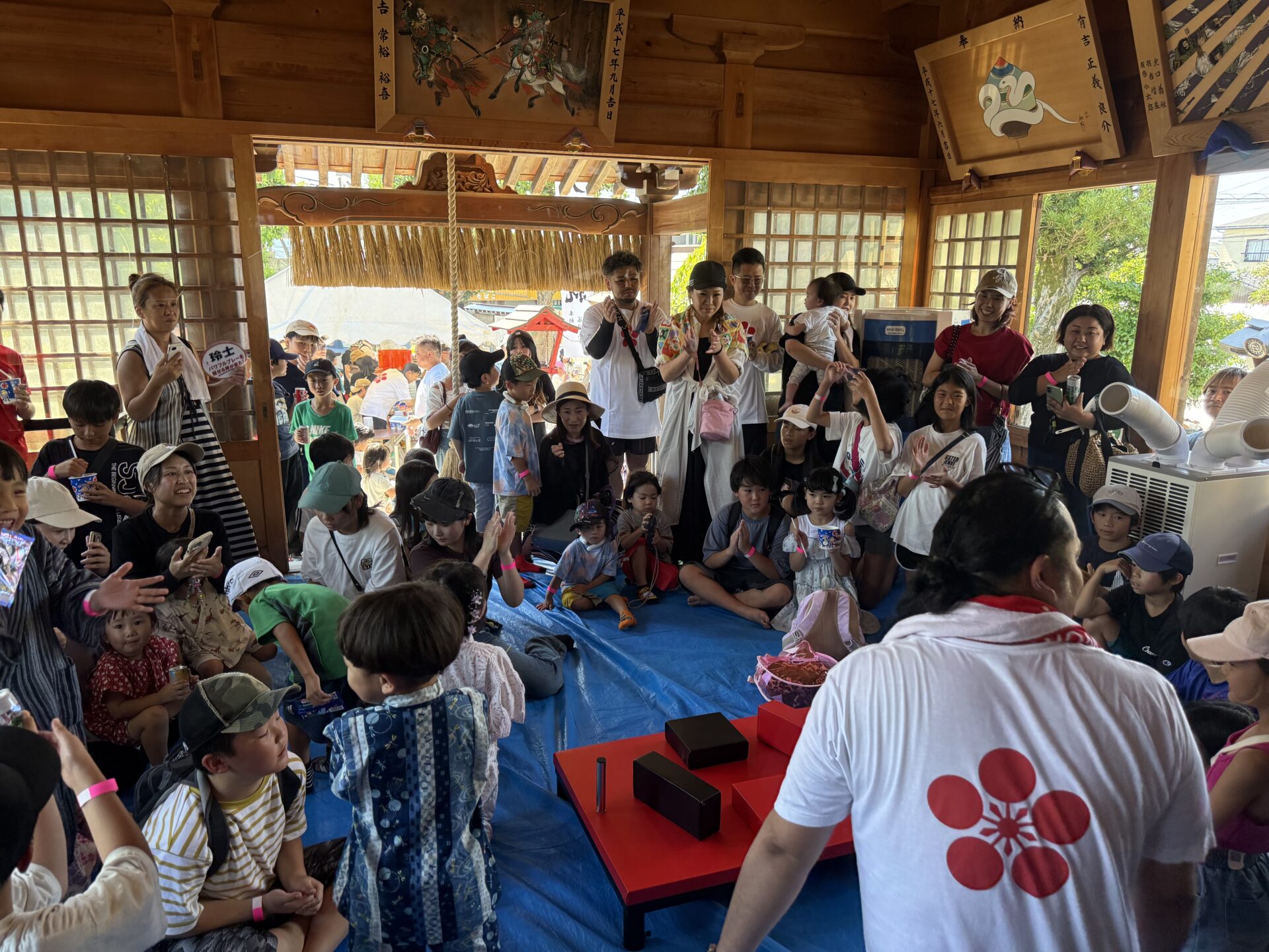 地録天神社の拝殿を埋める腕相撲大会の観客