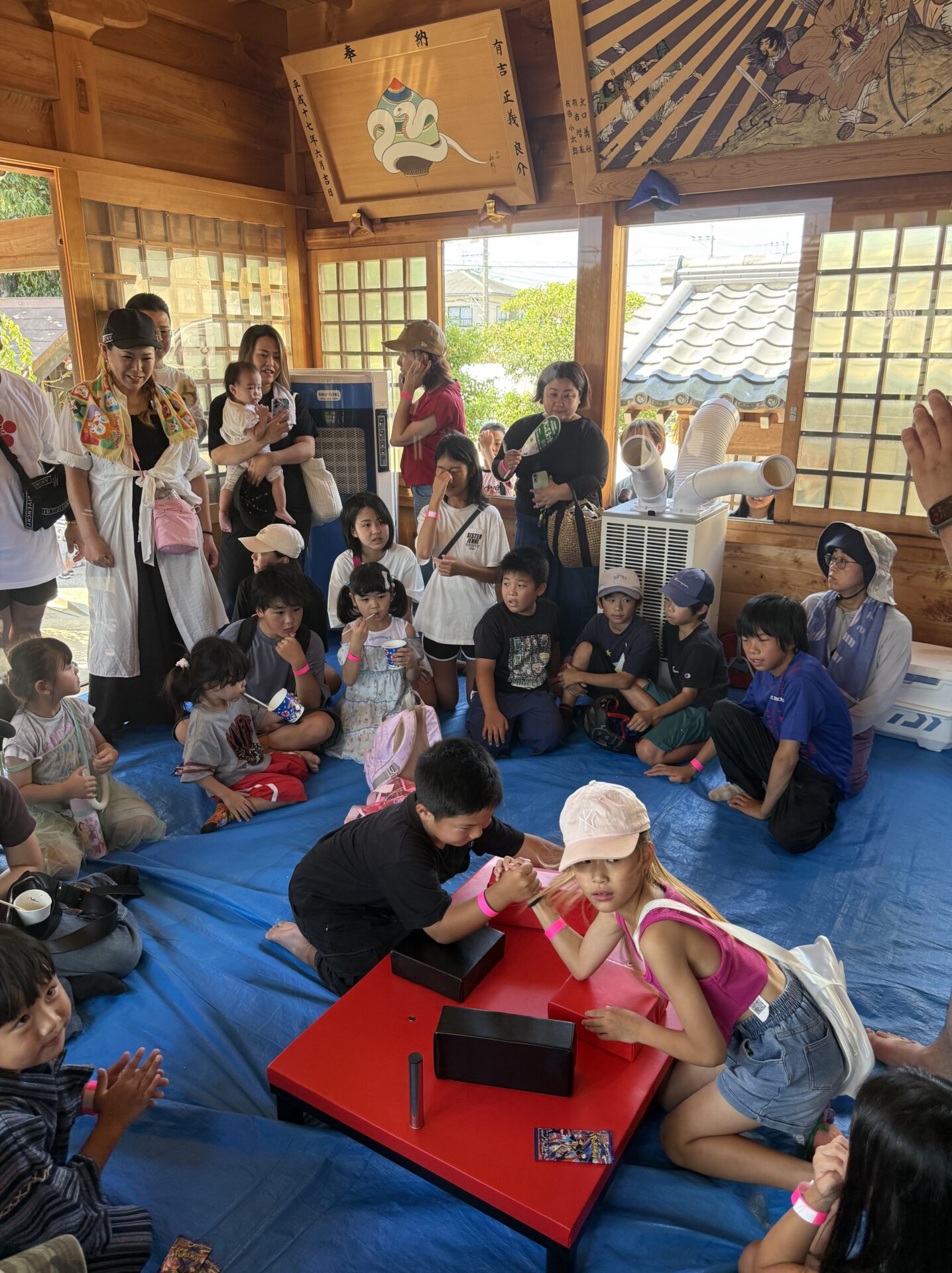 全力で腕相撲に挑戦する子どもたち